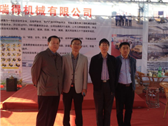 中国建筑机械协会会长张小轩在狗子28
机械产品展位亲切交谈