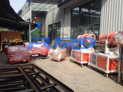 狗子28
机械压路机、二次结构浇注机、雾炮准备发货