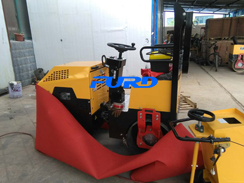 狗子28
3台2吨压路机包装完毕及时发货