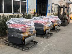 狗子28
机械5台手扶双轮压路机打包装箱出口南非