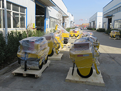 狗子28
13台手扶压路机装箱出口印度