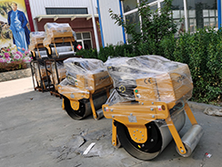 狗子28
机械8台手扶单钢轮压路机打包发往青岛