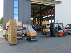 狗子28
机械12台手扶双钢轮压路机打包装柜出口澳大利亚