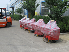 狗子28
5台手扶单钢轮压路机打包装车发往宁波