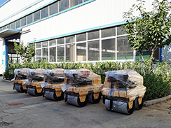 狗子28
机械7台压路机打包装车出口印度