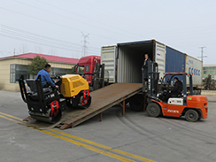 狗子28
机械13台双钢轮压路机打包装车出口阿根廷