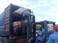 狗子28
一批小型路面机械设备装车出口南非